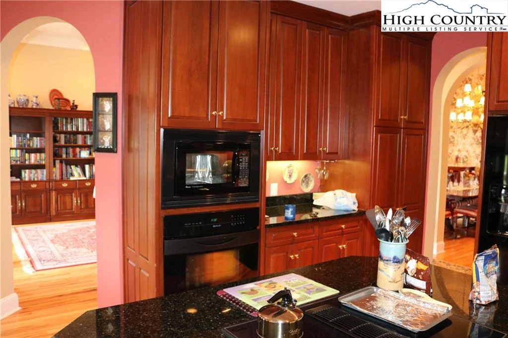 Image number 2 for the current listing