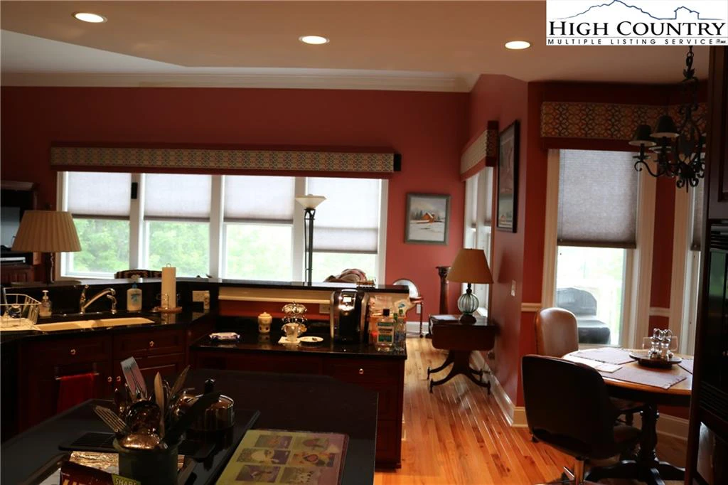 Image number 14 for the current listing