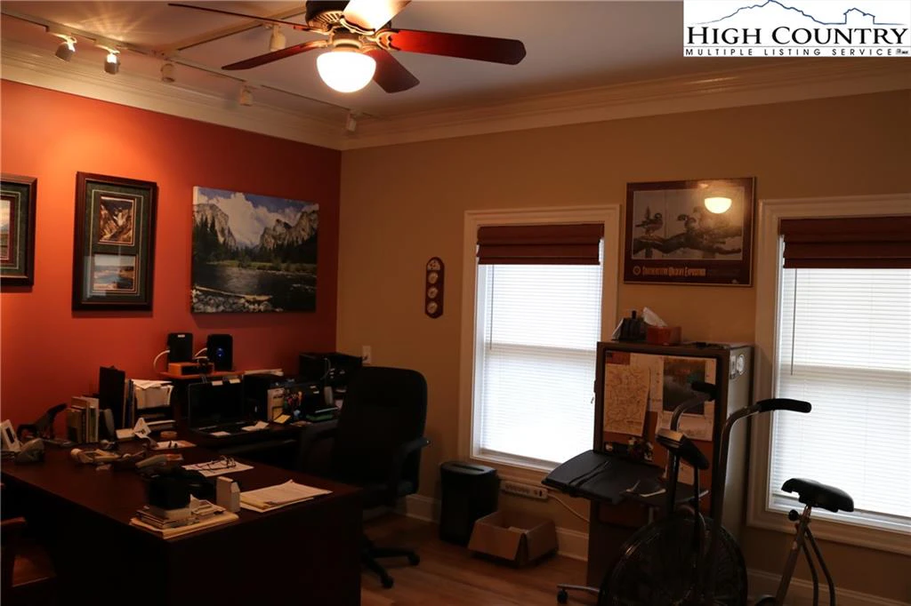 Image number 18 for the current listing