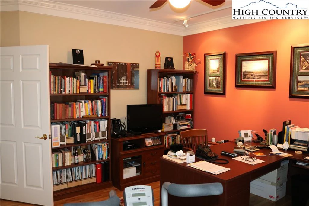Image number 19 for the current listing