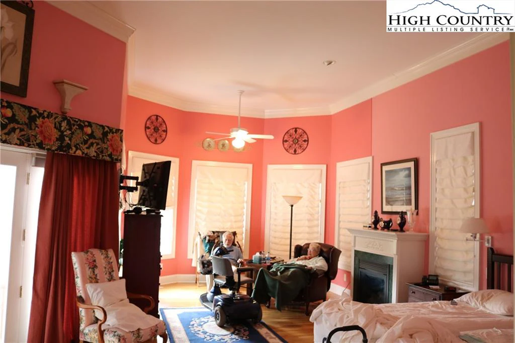 Image number 20 for the current listing