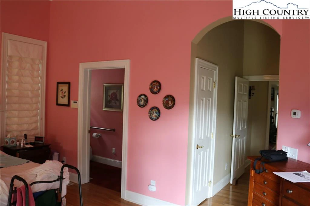 Image number 21 for the current listing
