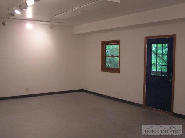 Image number 9 for the current listing