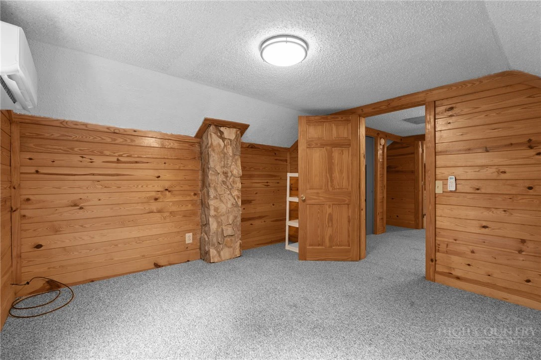 Image number 19 for the current listing
