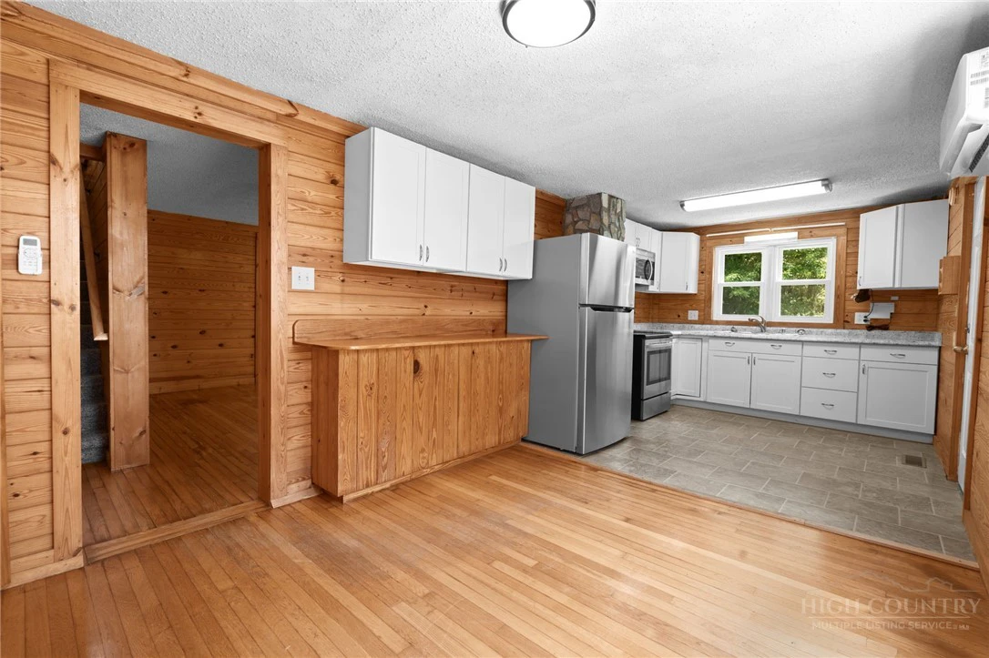 Image number 13 for the current listing