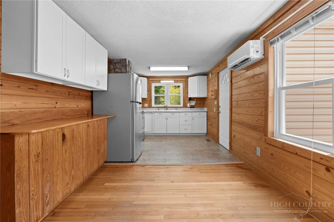 Image number 14 for the current listing
