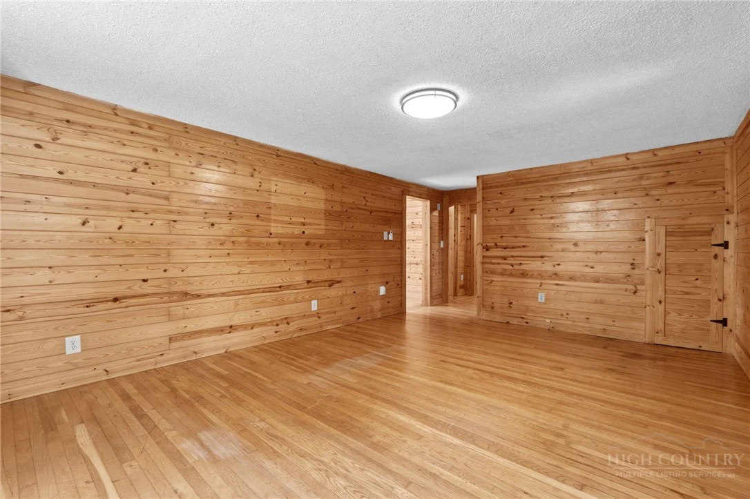 Image number 15 for the current listing