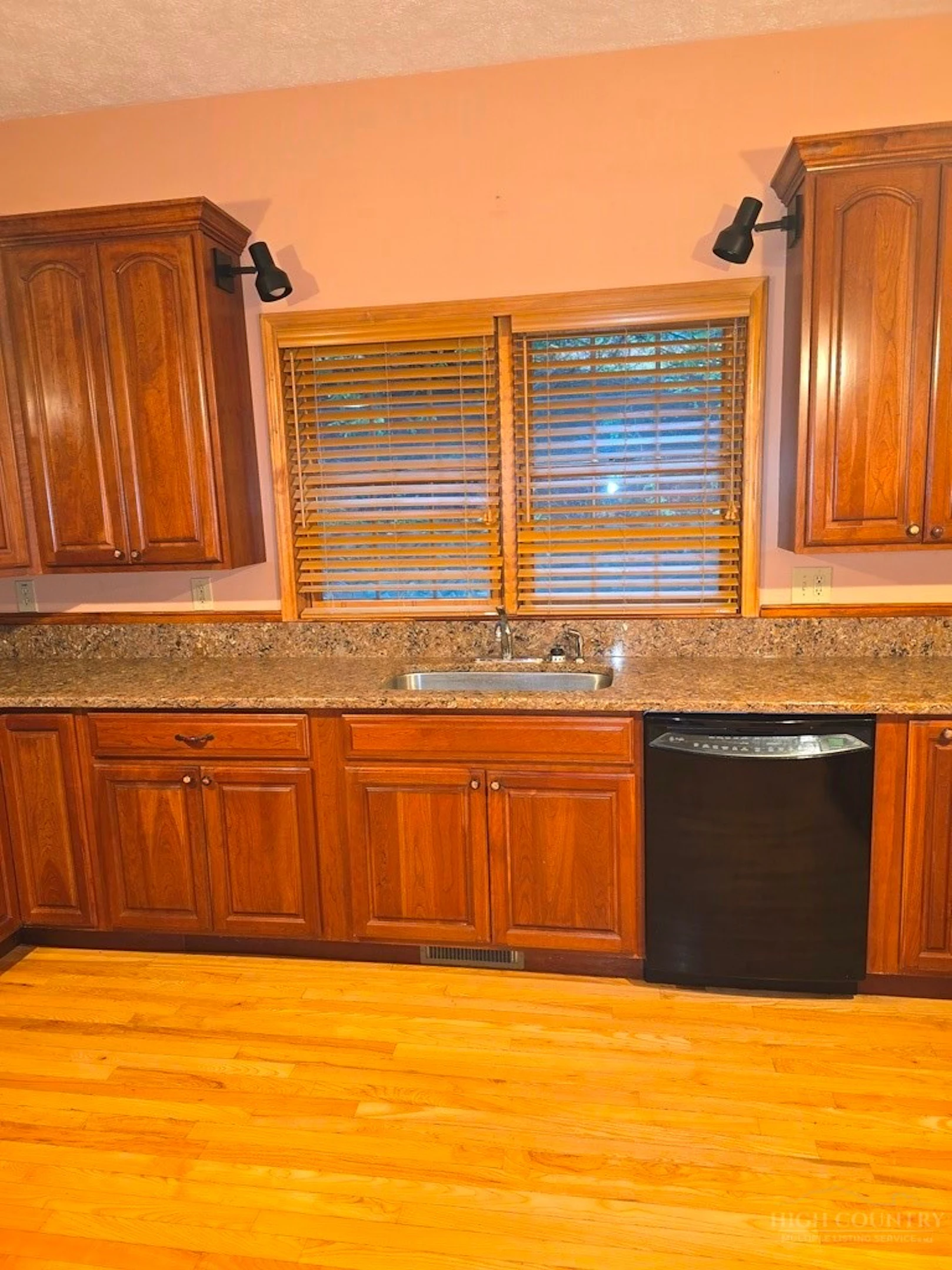 Image number 8 for the current listing