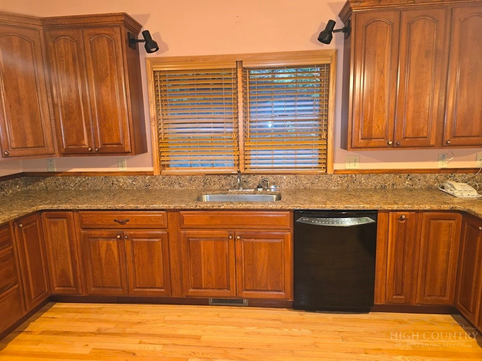 Image number 10 for the current listing