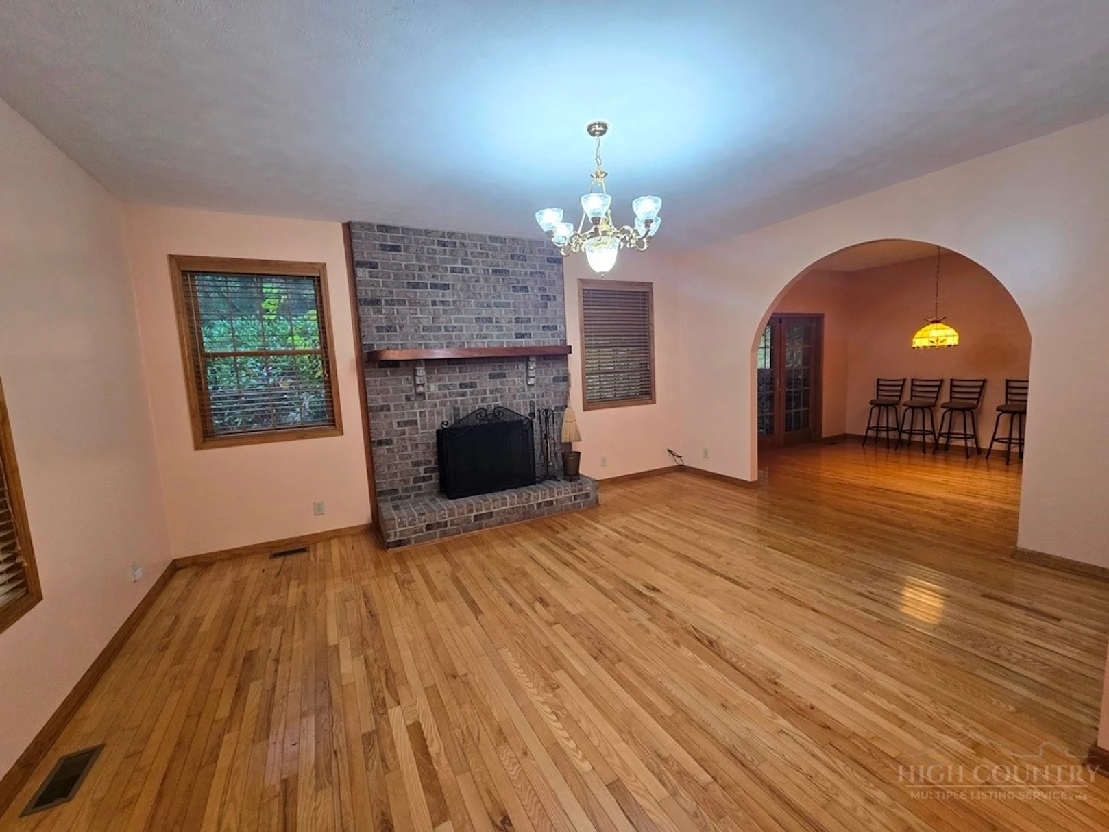 Image number 19 for the current listing