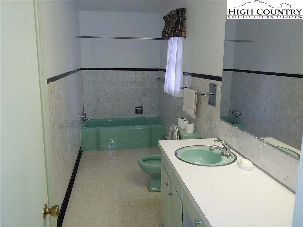 Image number 19 for the current listing