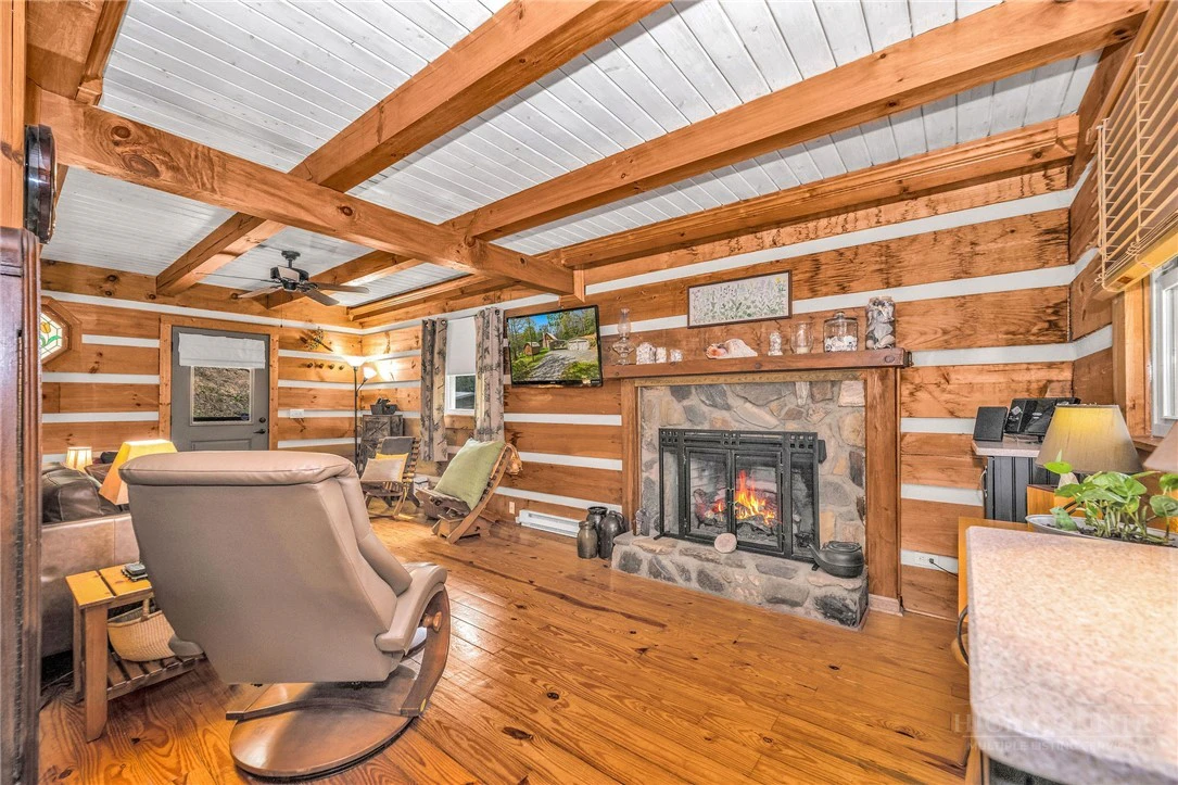 Image number 13 for the current listing
