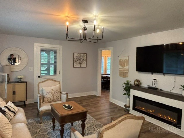 Image number 15 for the current listing