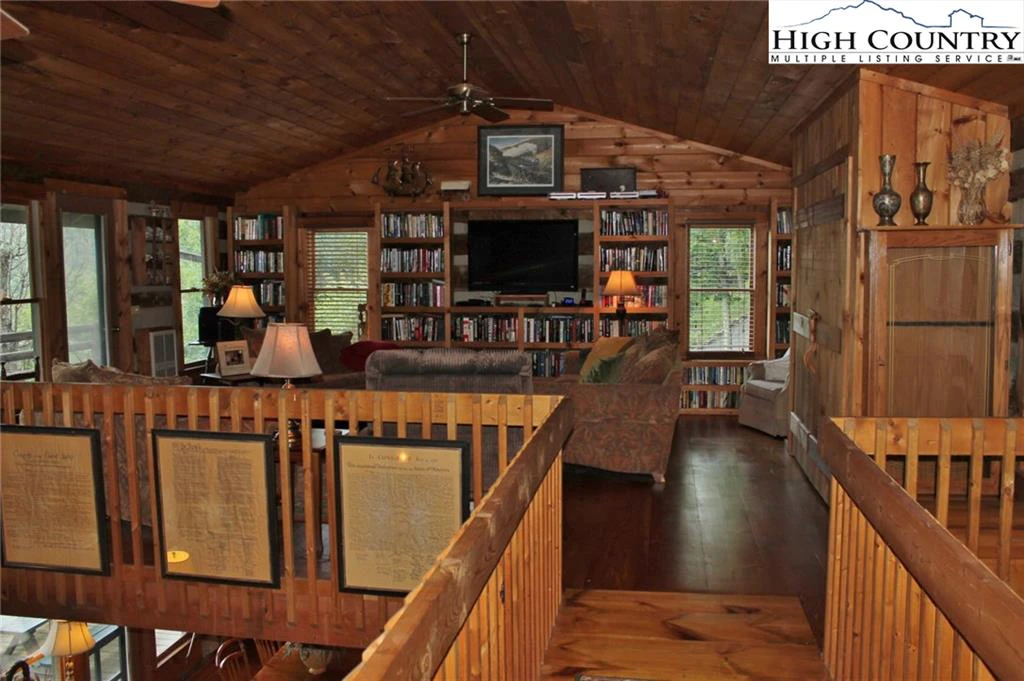 Image number 4 for the current listing