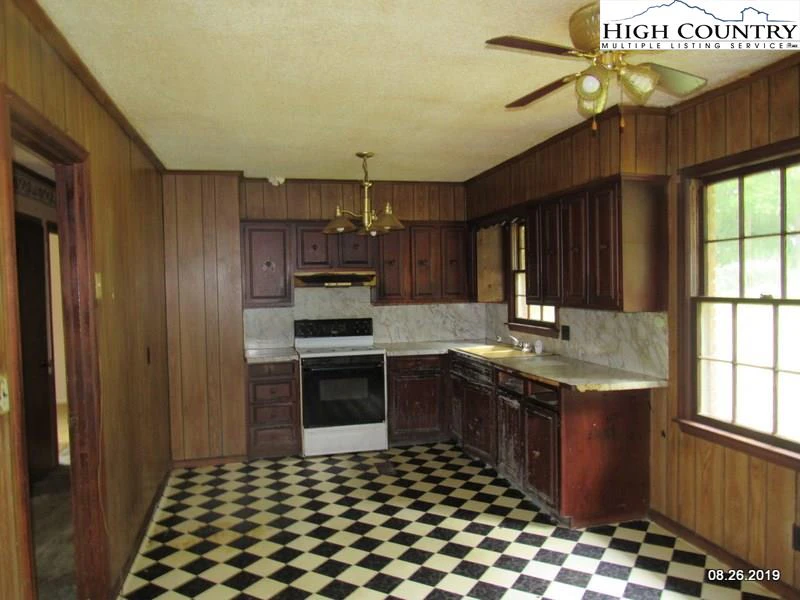 Image number 16 for the current listing