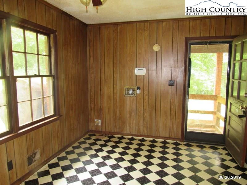 Image number 15 for the current listing