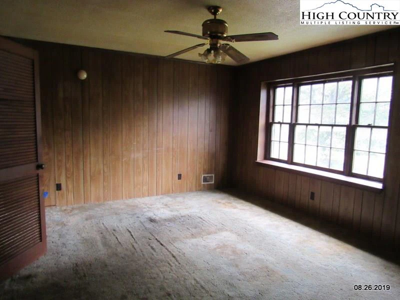 Image number 13 for the current listing