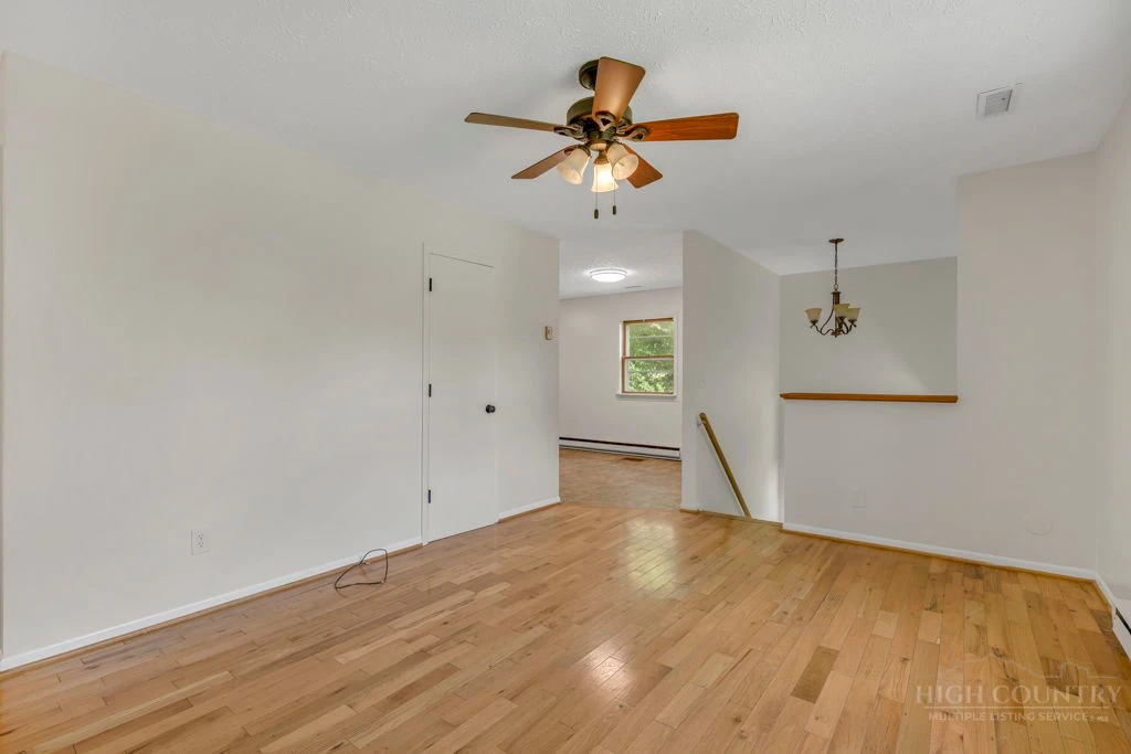 Image number 9 for the current listing