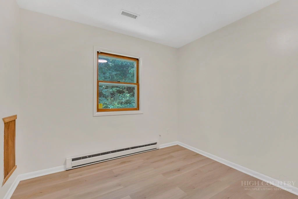 Image number 13 for the current listing