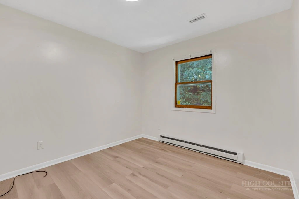 Image number 14 for the current listing