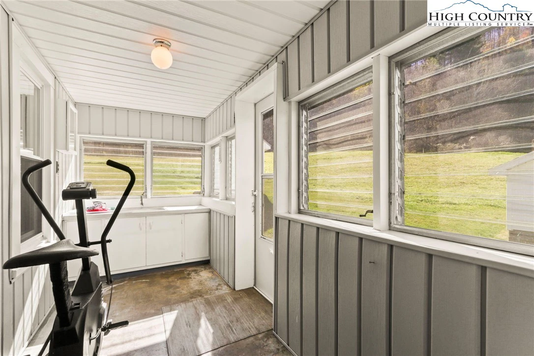 Image number 13 for the current listing