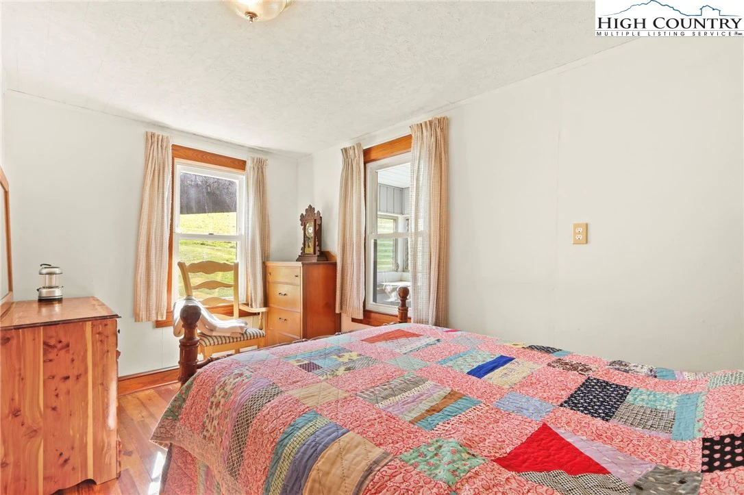 Image number 15 for the current listing