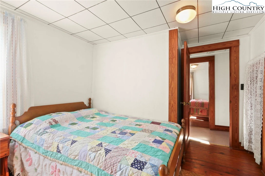 Image number 17 for the current listing