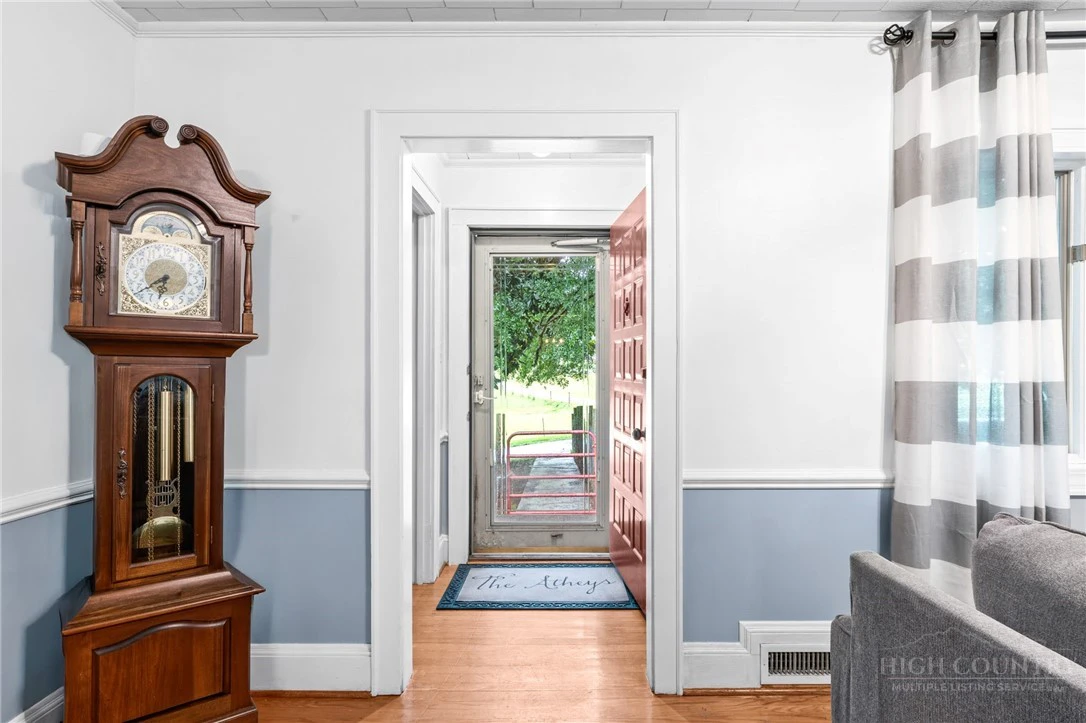 Image number 6 for the current listing