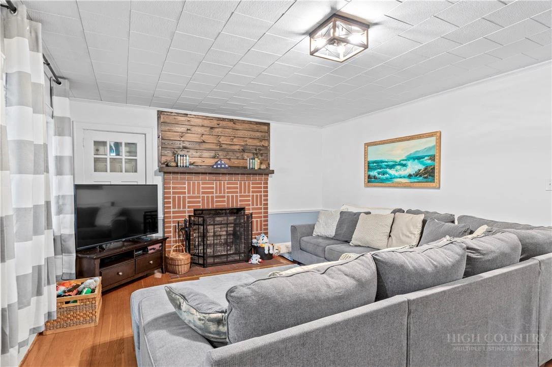Image number 7 for the current listing