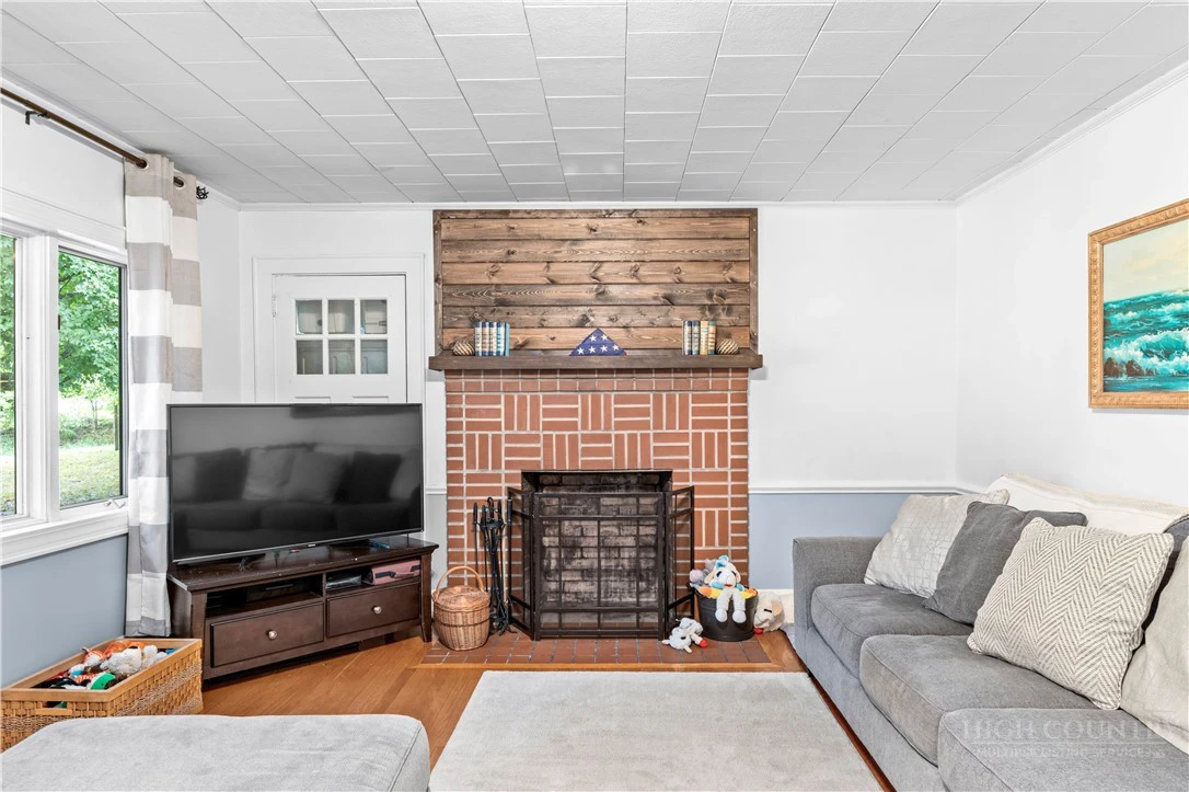 Image number 9 for the current listing