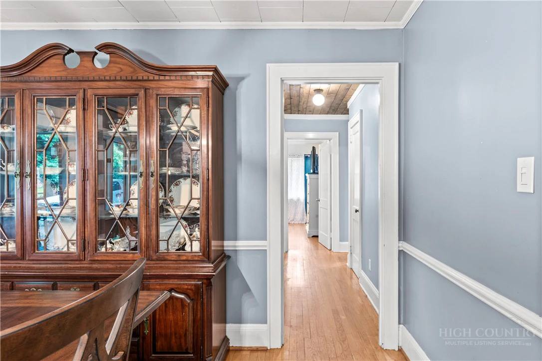 Image number 17 for the current listing