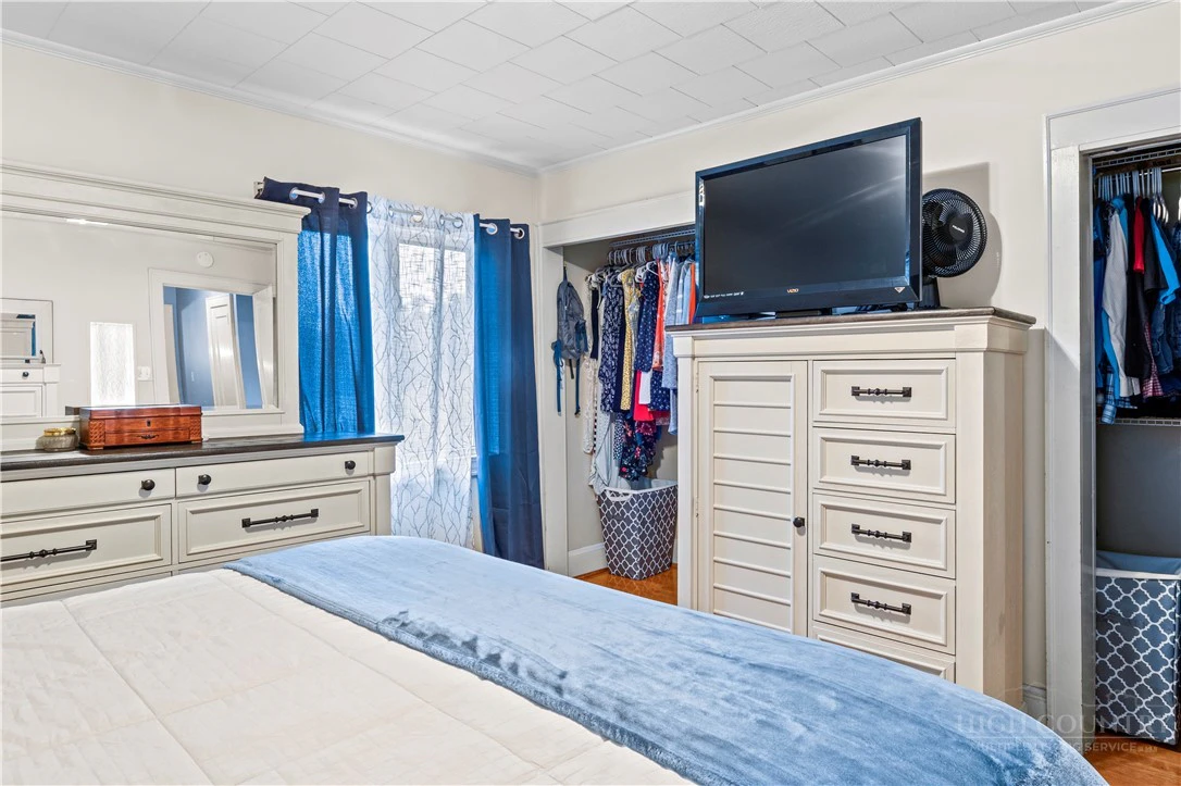 Image number 19 for the current listing