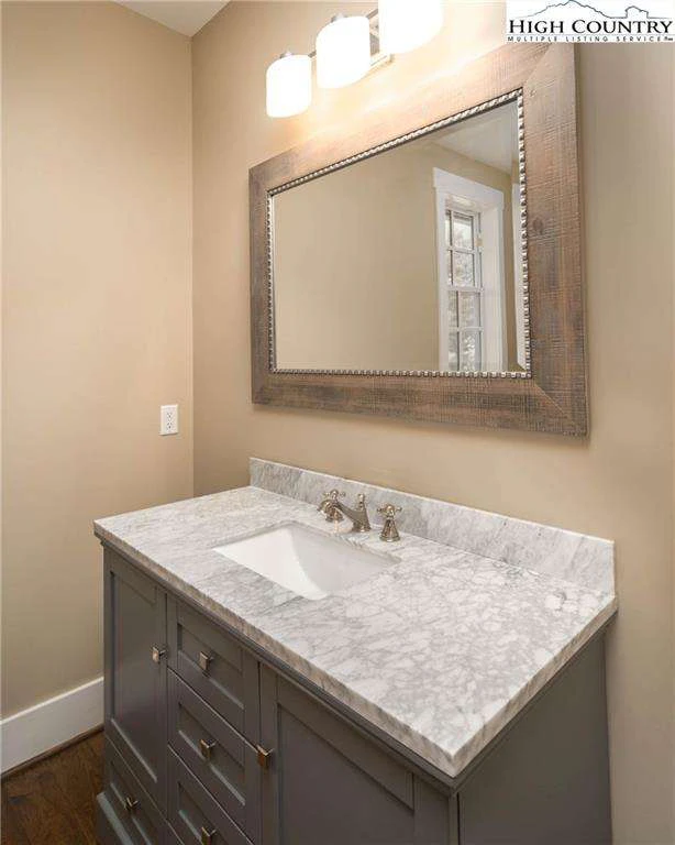 Image number 3 for the current listing
