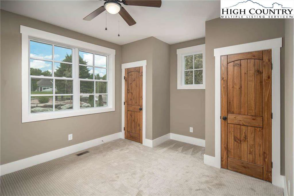 Image number 4 for the current listing