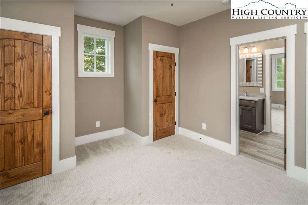 Image number 5 for the current listing