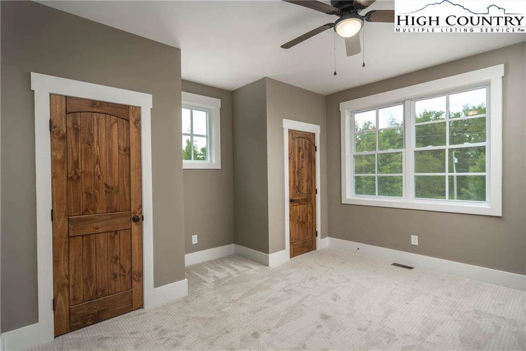 Image number 8 for the current listing