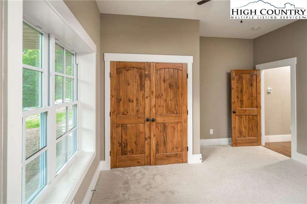 Image number 2 for the current listing
