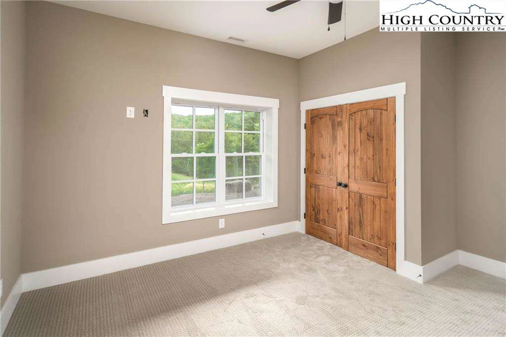 Image number 12 for the current listing