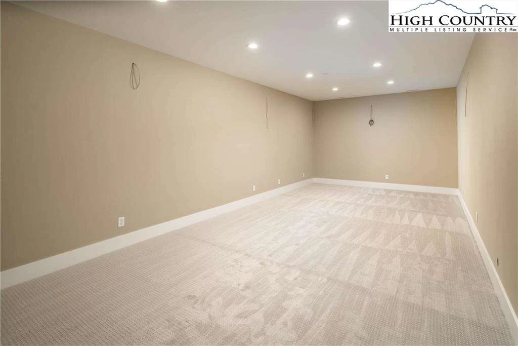 Image number 14 for the current listing