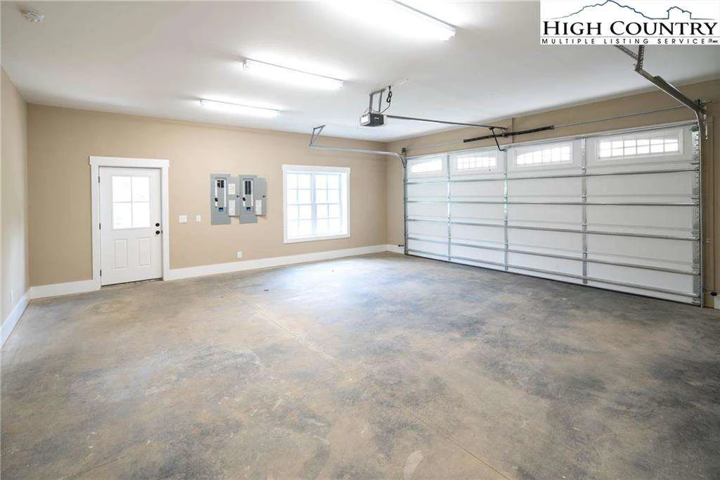 Image number 17 for the current listing
