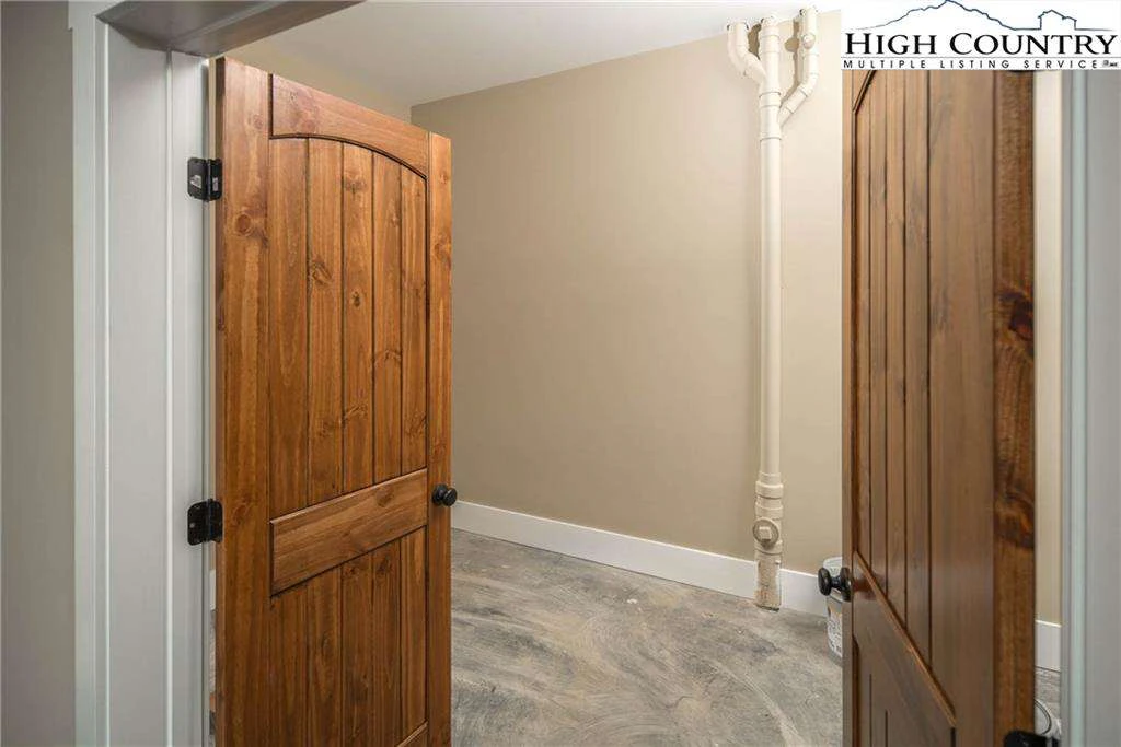 Image number 18 for the current listing