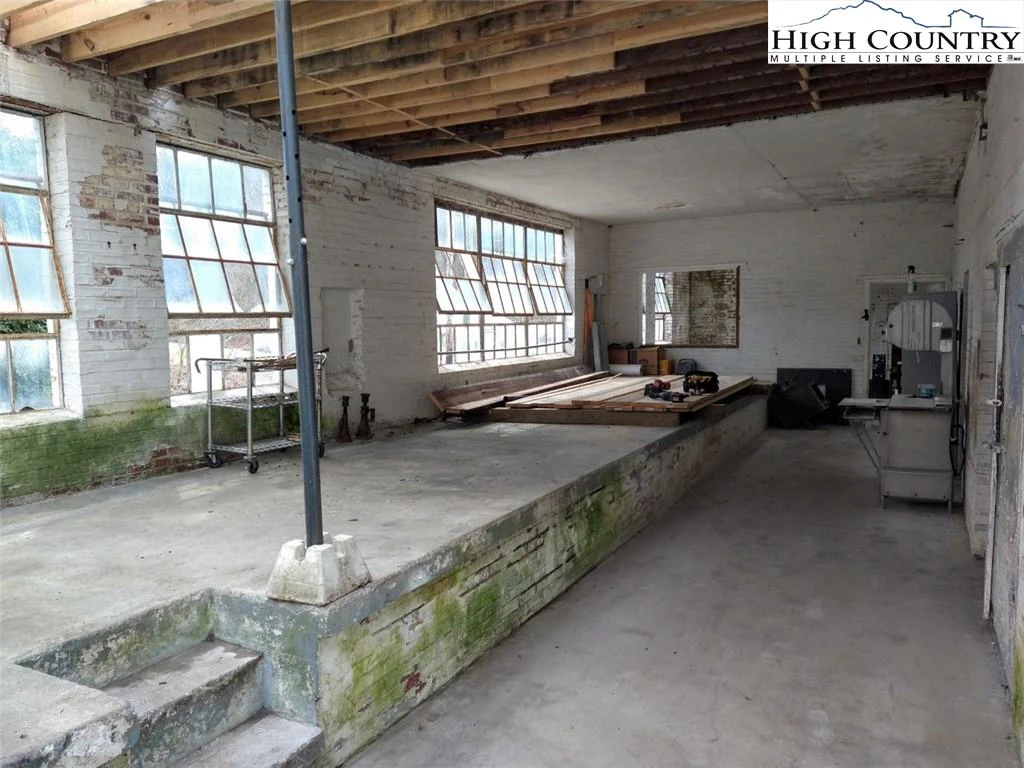 Image number 3 for the current listing