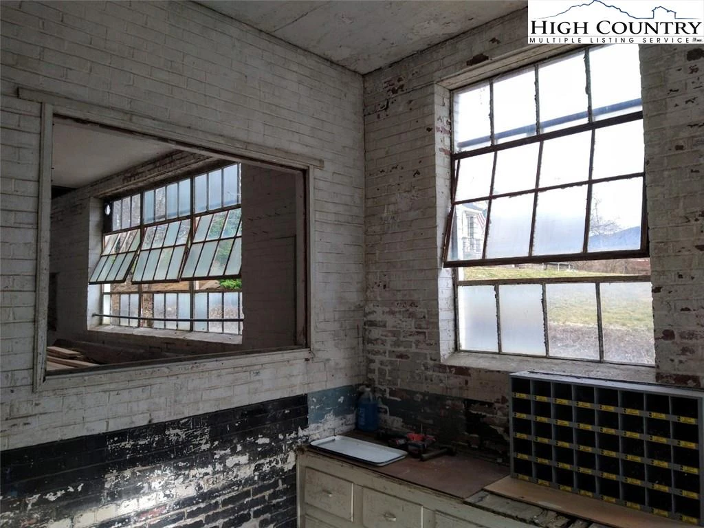 Image number 4 for the current listing
