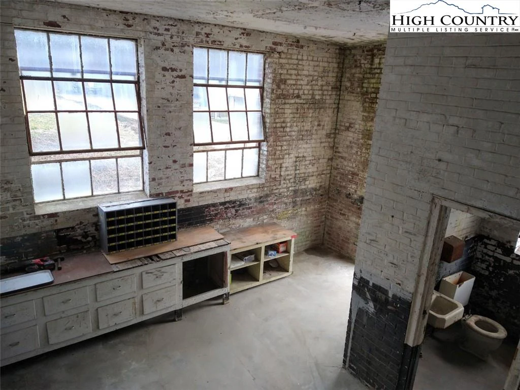 Image number 5 for the current listing