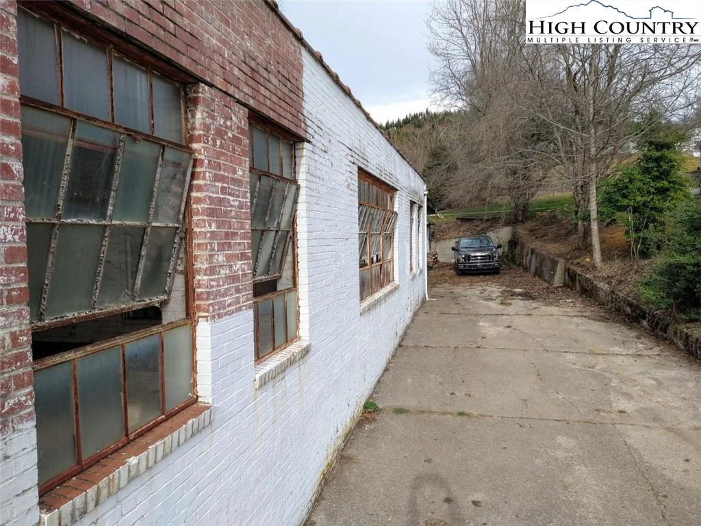 Image number 10 for the current listing