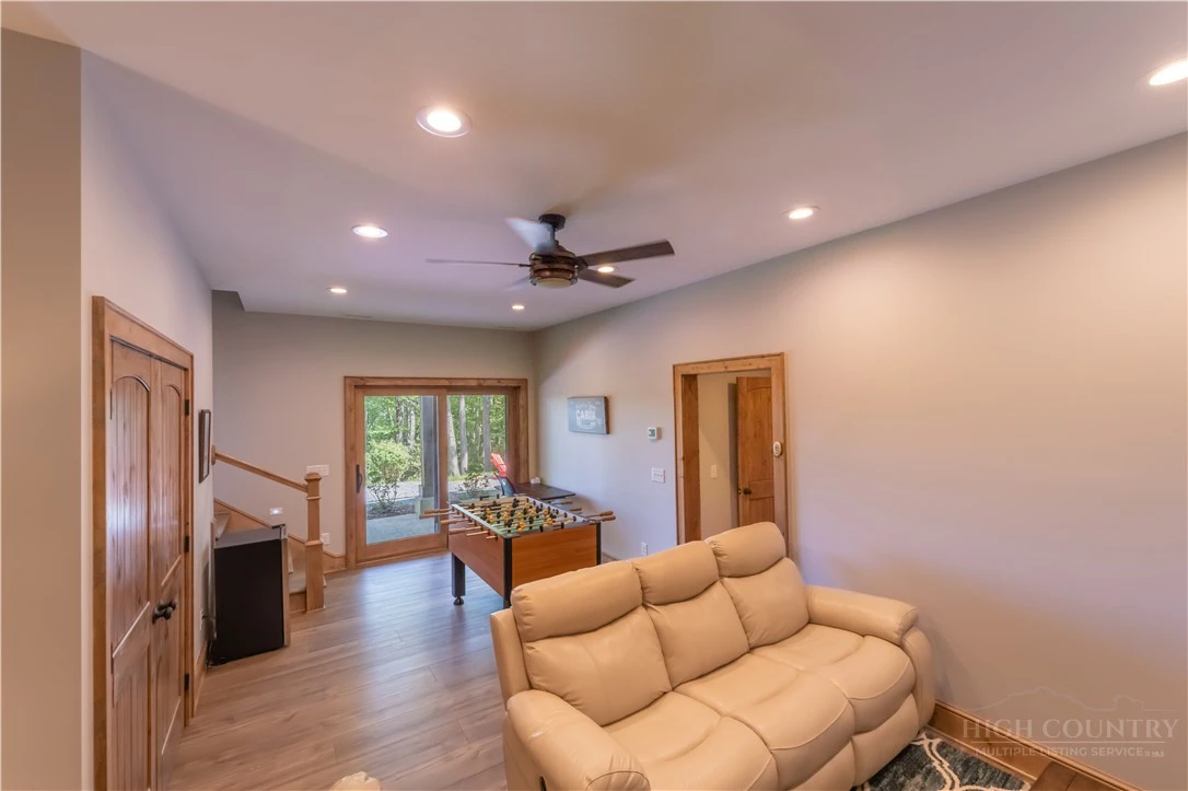 Image number 9 for the current listing