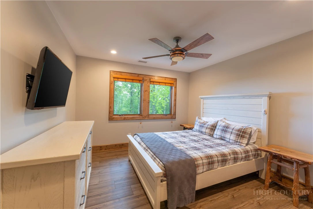 Image number 4 for the current listing