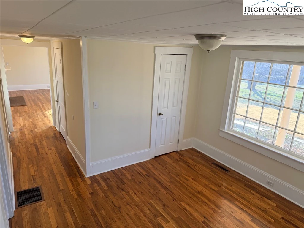 Image number 3 for the current listing