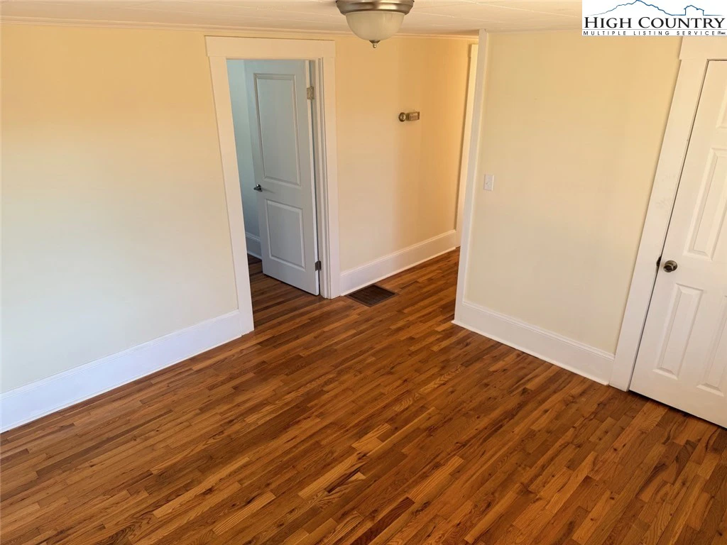 Image number 4 for the current listing