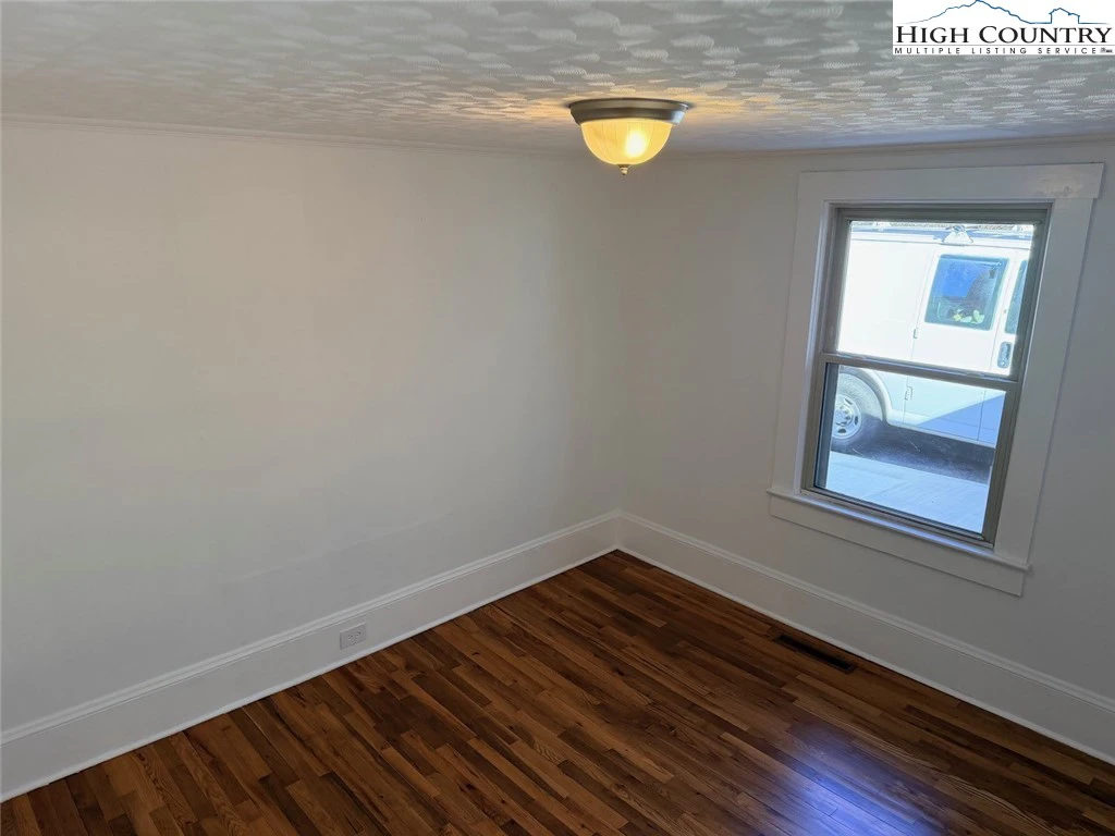 Image number 5 for the current listing